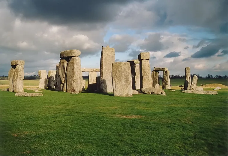 Stonehenge je građevina iz neolitika i brončanog doba, smještena u okolini Amensburya u Engleskom okrugu Wiltshireu, otprilike 13 km sjeverozapadno od Salisburya. Sastavljen je od mnogih kamenih blokova, od kojih svaki teži šest tona, i koji su postavljeni jedan do drugog odnosno jedan na drugi.Arheolozi su istraživanjima došli do zaključka da ovaj spomenik datira 2500 do 3000 godine prije Krista i pretpostavlja se da ga je podigla neka neolitička kultura. I to je sve što se o njemu zna. Njegova namjena i značenje još su uvijek enigma. Postoje mnoge teorije, ali još nijedna nema čvrsti dokaz. Najčešće prihvaćena teorija jest da je Stonehenge svojevrsno groblje, što je potvrđeno nalazom nekoliko grobova u njegovoj blizini koji datiraju iz istog razdoblja.