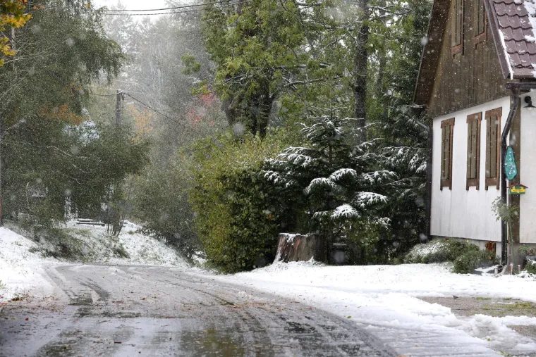 Pao je prvi snijeg ove sezone: Pogledajte fotografije iz Gorskog kotara