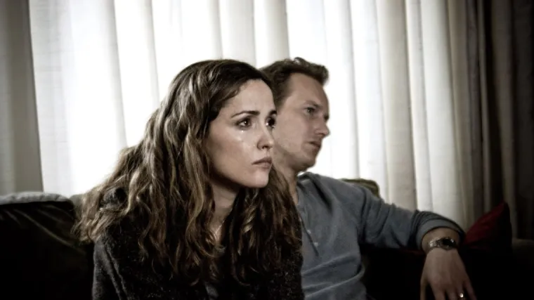 3.&quot;Podmukli&quot; (Insidious) je sniman u bolnici Linda Vista i u jednom trenutku dok su članovi ekipe radili u podrumu, odjednom im je pozlilo. Stvari su postale toliko loše da su privremeno morali stati sa snimanjem. “Kad su nas u podrumu [Linde Viste] odijevali, bila je jedna soba puna ludih starih   zapisa o pacijentima iz ’40 -ih i ’50 -ih. Premještali smo ih okolo da odijevamo, a svi u prostoriji počeli su se osjećati bolesno, čudno i teško. Morali smo napraviti pauzu jer su se svi osjećali izuzetno loše ”, ispričala je za Cosmopolitan dizajnerica produkcije Jennifer Spencer.