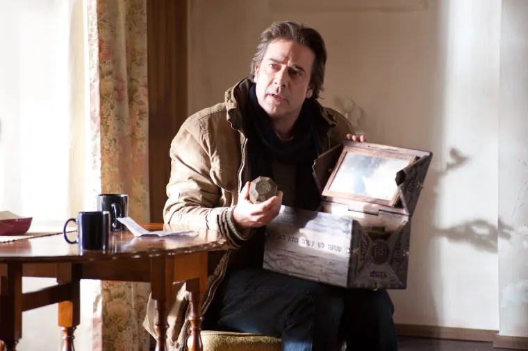5.Zvijezda filma &quot;Opsjednuta&quot; Jeffrey Dean Morgan kaže da je rad na filmu promijenio njegova uvjerenja o natprirodnom. Tijekom snimanja, Jeffrey kaže da su se dogodile bizarne stvari, poput svjetla koja su više puta eksplodirala usred snimanja i nasumičnih naleta vjetra, iako su snimali u zatvoreno, a set je bio zatvoren. Ono što ga je uvjerilo da je u pitanju nešto natprirodno bio je neobjašnjivi požar skladišta u kojem su bili rekviziti.  “Svi naši rekviziti, uključujući i (opsjednutu) kutiju Dybbuk, stavljeni su u skladište u Vancouveru kako bismo se mogli  ponoviti snimke ako ćemo morato. Tjedan dana nakon što smo završili snimanje, skladišna jedinica izgorjela je do temelja. Istraga je pokazala da nije u pitanju palež, niti požar zbog električnih instalacija, nego da je požar, nekako, počeo iznutra. To je sve što ću reći &quot;, rekao je Jeffery za NBC.