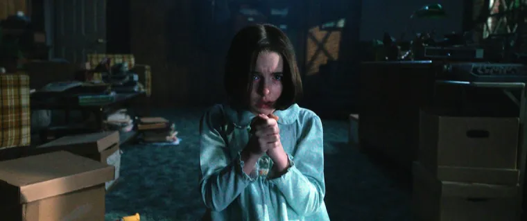 6.Na snimanju filma &quot;Annabelle se vraća kući&quot; bilo je mnogo jezivih pojava, uključujući klupu za glasovir koja se neobjašnjivo micala te niz tajanstvenih ozljeda članova ekipe - ali jedan se slučaj posebno istaknuo. Tijekom jednog od prvih puta kad je glumačka ekipa bila na setu, napajanje je iznenada nestalo, a kad su se svjetla ponovno upalila, zvijezdi filma Mckenni Grace je nekontrolirano krvario nos. “Kad smo svi prvi put bili na snimanju, svjetla su se ugasila i svi smo poludjeli i pitali:‘ Annabelle, jesi li tu? ’Zatim su se svjetla ponovno upalila i nos mi je jako krvario. To se ponekad događa zbog alergija, ali nikad ovako teško. Čim sam otišla po maramicu, prestalo je ”, rekla je Mckenna za TheWrap.