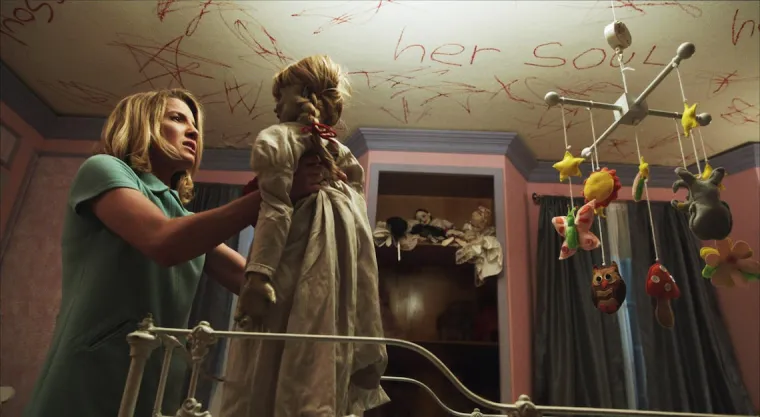 7.&quot;Annabelle&quot; je djelomično snimljena u staroj stambenoj zgradi u korejskoj četvrti Los Angelesa, gdje su se dogodile neke sablasne pojave. Producent Peter Safran kaže da je u jednom trenutku glumcu koji prikazuje domara u filmu pala svjetiljka na njega nekoliko trenutaka nakon što je glumac koji je igrao demona prošao ... u točno tom hodniku njegov lik trebao je biti ubijen tijekom filma. “Snimali smo u ovoj nevjerojatnoj staroj stambenoj zgradi i događale su se čudne stvari. Konkretno, prvog dana kad je demon bio u punoj šminki, doveli smo demona u dizalo. On izlazi i odšeta do zelene sobe, i baš kad prođe ispod odjednom cijelo stakleno rasvjetno tijelo pada  na glavu glumca koji glumi domara. A u scenariju demon ubija domara u tom hodniku. Bilo je totalno jezivo ”, rekao je Peter za THR.
