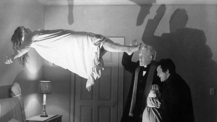 8.Tijekom snimanja filma &quot;Egzorcist&quot;, setovi  u kući obitelji MacNeil izgorjeli su u razornom požaru. Redatelj William Friedkin kaže da se požar dogodio u ranim jutarnjim satima dok su snimali scenu egzorcizma u filmu. Iako je gotovo cijeli set  izgorio do temelja, jedina soba koja je ostala stajati bila je spavaća soba Regan MacNeil opsjednuta demonima. Produkcija je morala stati šest tjedana. &quot;Zanimljivo, to je bilo dok smo snimali scenu egzorcizma ... To je jedino što se dogodilo tijekom cijelog filma za što  sam mislio da je neka loša karma&quot;, rekao je William tijekom dodjele Oscara.