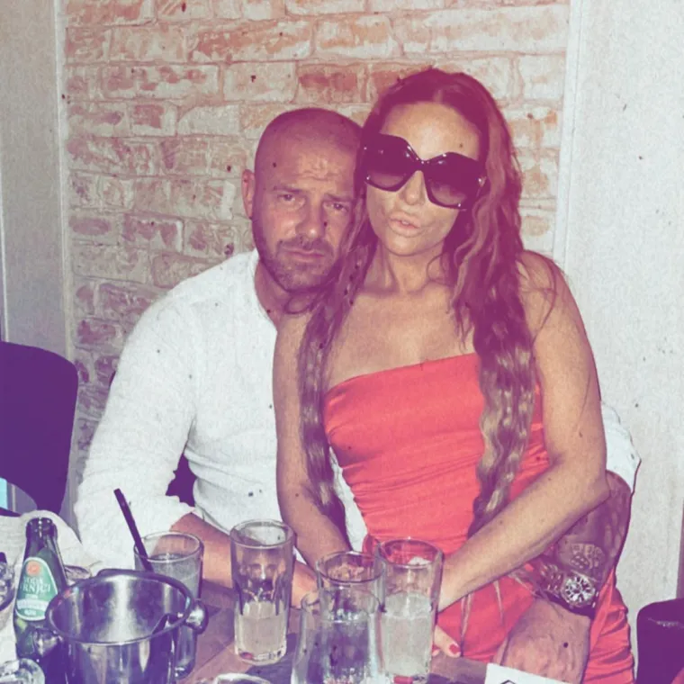 Njezin burni ljubavni život oduvijek puni medijske stupce. Posljednjih dana je ponovno dospjela na naslovnice tabloida zbog navodne veze s oženjenim Dejanom. Na Instagramu je objavila fotografije na kojima mu sjedi u krilu, dok joj je on naslonio glavu na rame. Kako piše Blic, Dejan Nikolić je zbog Ane ostavio suprugu i zajedno su dva mjeseca. &quot;To je oženjen čovjek koji zbog ološa ne zove i ne viđa svoju djecu&quot;, napisala je ljutito njegova supruga Valentina u komentarima na fotke.