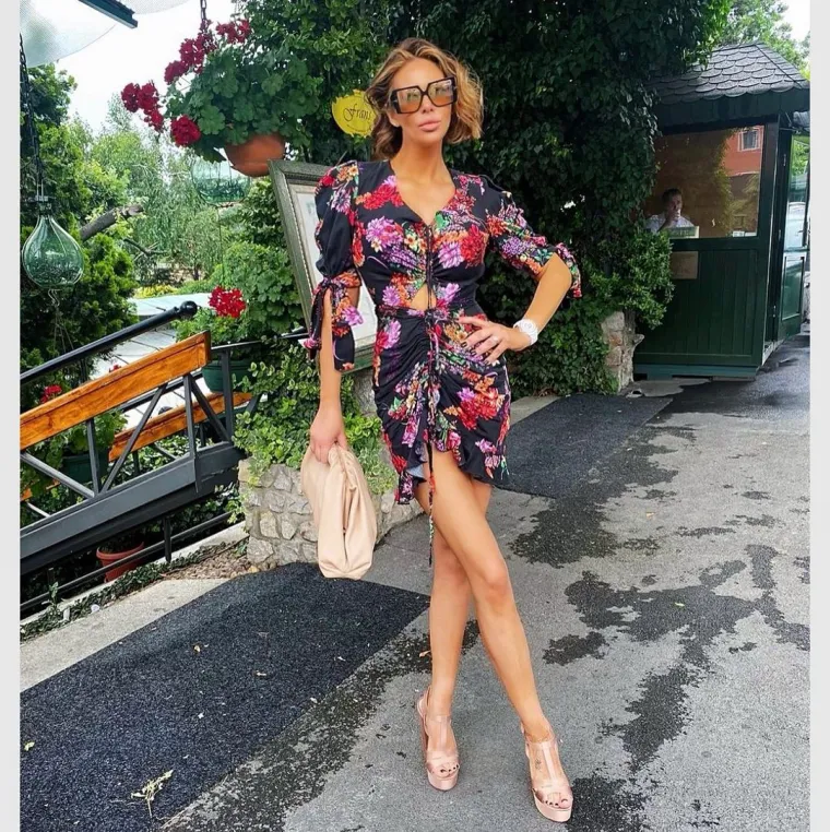 Ana je od 2010. bila u vezi s crnogorskim građevinskim investitorom i arhitektom Draganom Tomovićem. Iako su se i zaručili, njihova romansa pukla je 2012. godine. U kolovozu 2013. napala ju je djevojka albanskog biznismena Ćazima Osmanija jer su se pojavili napisi da su zajedno. Ubrzo nakon toga u javnost je iscurila njihova prepiska koja to i potvrđuje.