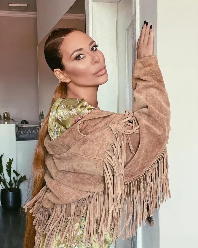 Ana je 2014. bila u vezi s bivšim rukometašem Vladimirom Mandićem, a dvije godine kasnije tajno se udala za glazbenika Stefana Đurića Rastu s kojim je surađivala na albumu &quot;Labilna&quot;. U kolovozu 2017. dobili su kćer Taru, no samo nekoliko mjeseci kasnije odlučili su se razvesti. Njihov su brak obilježili brojni skandali, navodne prevare i burne svađe. Jedna od poznatijih priča jest da je Ana izgrebala Rastin automobil vrijedan 100.000 eura kada joj se nije htio javiti.