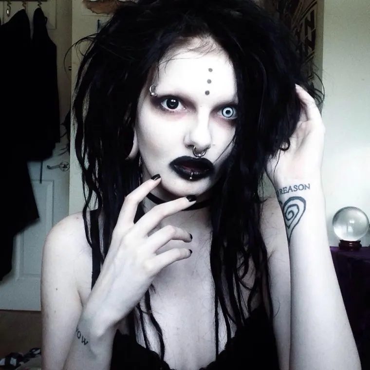 &quot;Ljudi na temelju mog izgleda misle da sam nepristojna i neprijateljski raspoložena, ali zapravo sam vrlo zabavna osoba&quot;, rekla je o sebi Shanny.
