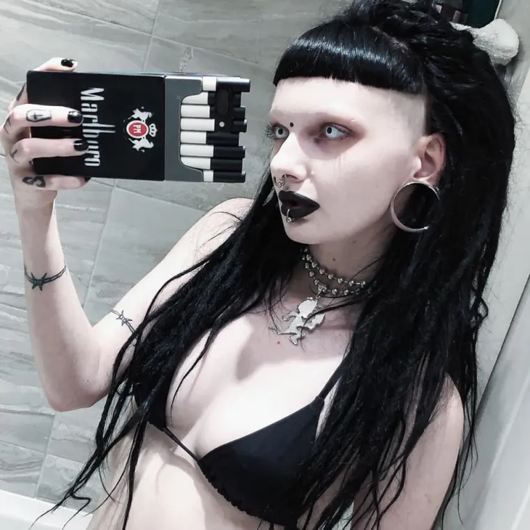 Demonoliku gotičarku sredili su do neprepoznatljivosti i uopće se ne bi sramili dovesti je u novom izdanju ispred roditelja