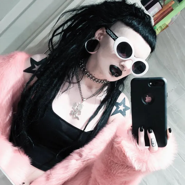 Demonoliku gotičarku sredili su do neprepoznatljivosti i uopće se ne bi sramili dovesti je u novom izdanju ispred roditelja