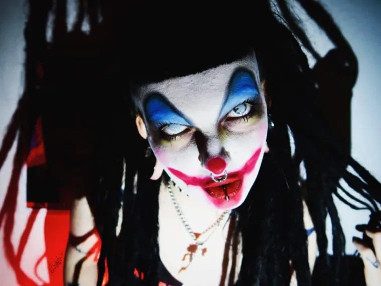 Demonoliku gotičarku sredili su do neprepoznatljivosti i uopće se ne bi sramili dovesti je u novom izdanju ispred roditelja