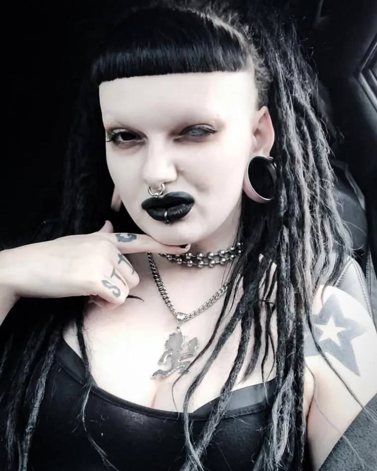 Demonoliku gotičarku sredili su do neprepoznatljivosti i uopće se ne bi sramili dovesti je u novom izdanju ispred roditelja