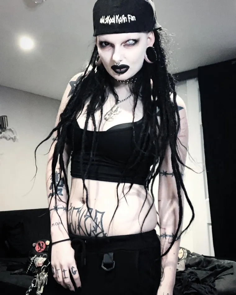 Demonoliku gotičarku sredili su do neprepoznatljivosti i uopće se ne bi sramili dovesti je u novom izdanju ispred roditelja