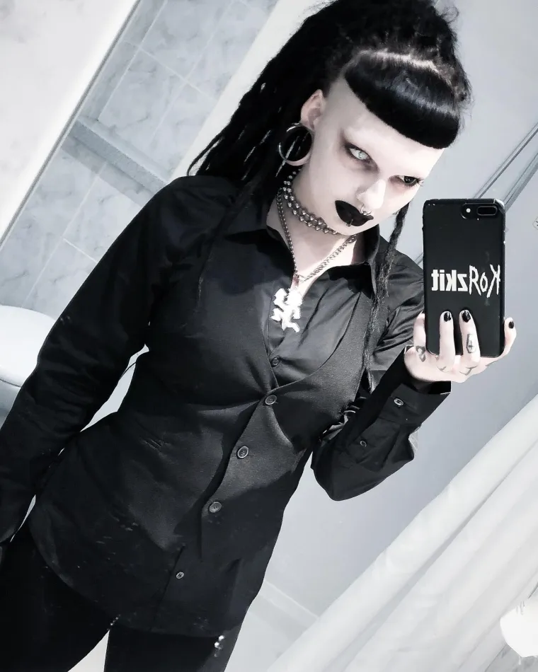 Demonoliku gotičarku sredili su do neprepoznatljivosti i uopće se ne bi sramili dovesti je u novom izdanju ispred roditelja