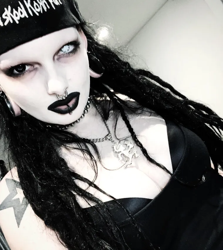 Demonoliku gotičarku sredili su do neprepoznatljivosti i uopće se ne bi sramili dovesti je u novom izdanju ispred roditelja