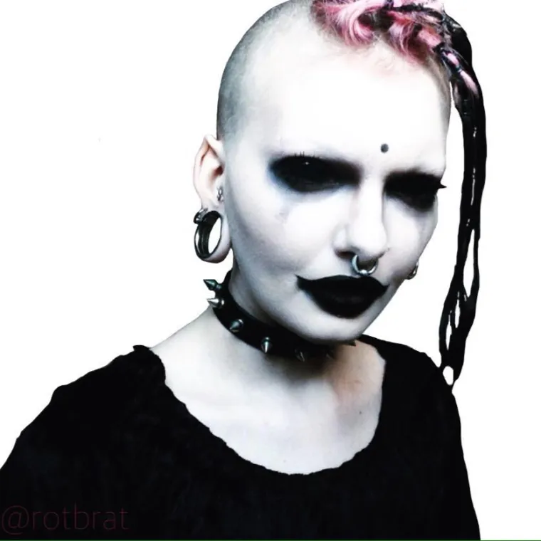 Demonoliku gotičarku sredili su do neprepoznatljivosti i uopće se ne bi sramili dovesti je u novom izdanju ispred roditelja