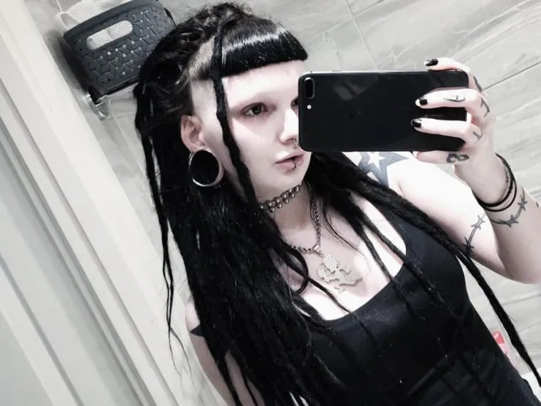 Demonoliku gotičarku sredili su do neprepoznatljivosti i uopće se ne bi sramili dovesti je u novom izdanju ispred roditelja