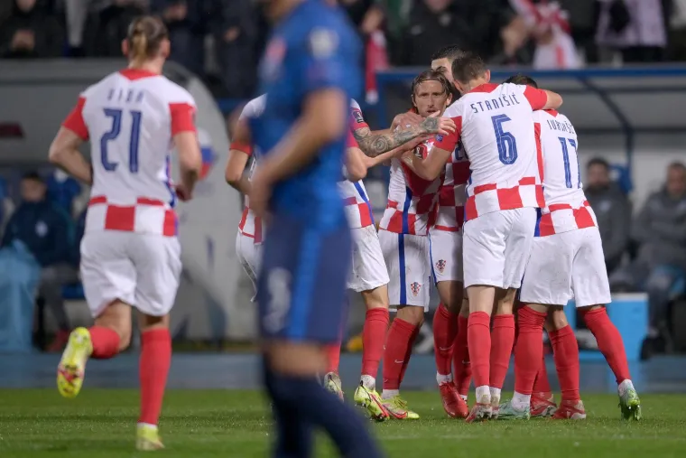Iako su kiksali, možemo i moramo biti ponosni na ovakve prizore zajedništva: Glavu gore Vatreni, vjerujemo u vas