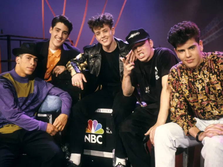 5. New Kids On The Block: Glazbena atrakcija popularna početkom 1990-ih. Klinci diljem svijeta su ih obožavali, osobito curice. OK, voljeli su ih i neki dečki, ali to nije bilo baš fora priznati. Slava im se ugasila već negdje 1993., a najveći hit bio je i ostao &quot;Step by Step&quot;.