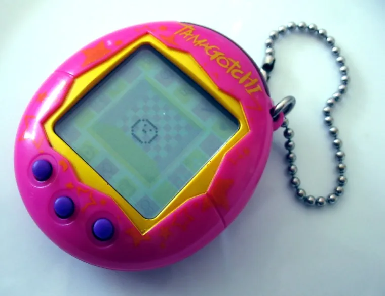 7. Tamagotchi: Negdje sredinom 1990-ih netko je smislio igračkicu koja je zaludjela svijet. Bio je to nekakav virtualni kućni ljubimac kojeg ste mogli nositi u džepu i koji je pištao kad je gladan. Brojna su ga djeca htjela imati, ali brojnoj djeci je i &quot;preminuo&quot; jer se nisu dovoljno brinuli o njemu. Velikom brzinom je osvojio svijet, ali velikom brzinom i nestao. Njegova popularnost trajala je svega godinu-dvije, što je i dalje više od igre Pokemon GO koja će zaludjeti svijet nekih 20 godina kasnije.