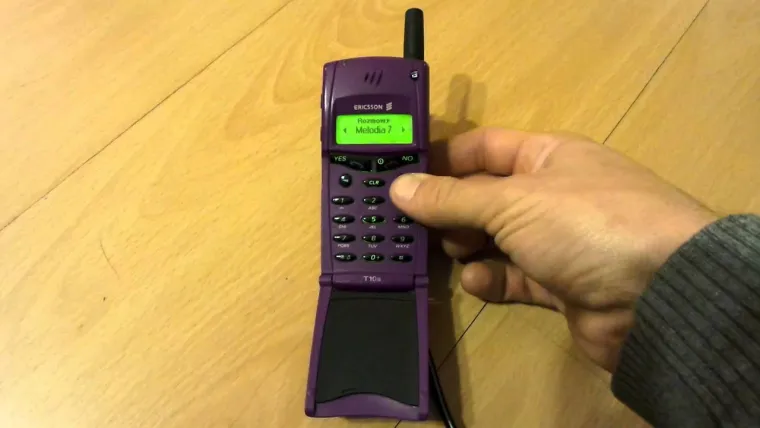 2. Ericsson T10: Stao bi u svaki džep, a još je imao i zaštitni poklopac, čisto da ne biste, dok vam je mobitel u džepu ili torbi, slučajno nazvali nekoga. Dolazio je u raznim bojama i bio pravi hit među korisnicima.