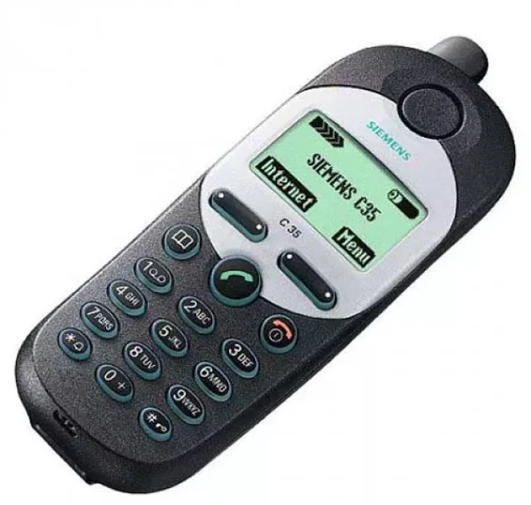 3. Siemens C35: Šminkerski mobitel, tako su ga neki zvali. I zaista, dizajn mu je bio odličan, kvaliteta tako-tako, ali služio je svrsi. Imao je vrlo iritantan zvuk upozorenja da je baterija prazna, a praznila bi se, u odnosu na konkurente, relativno brzo. 
