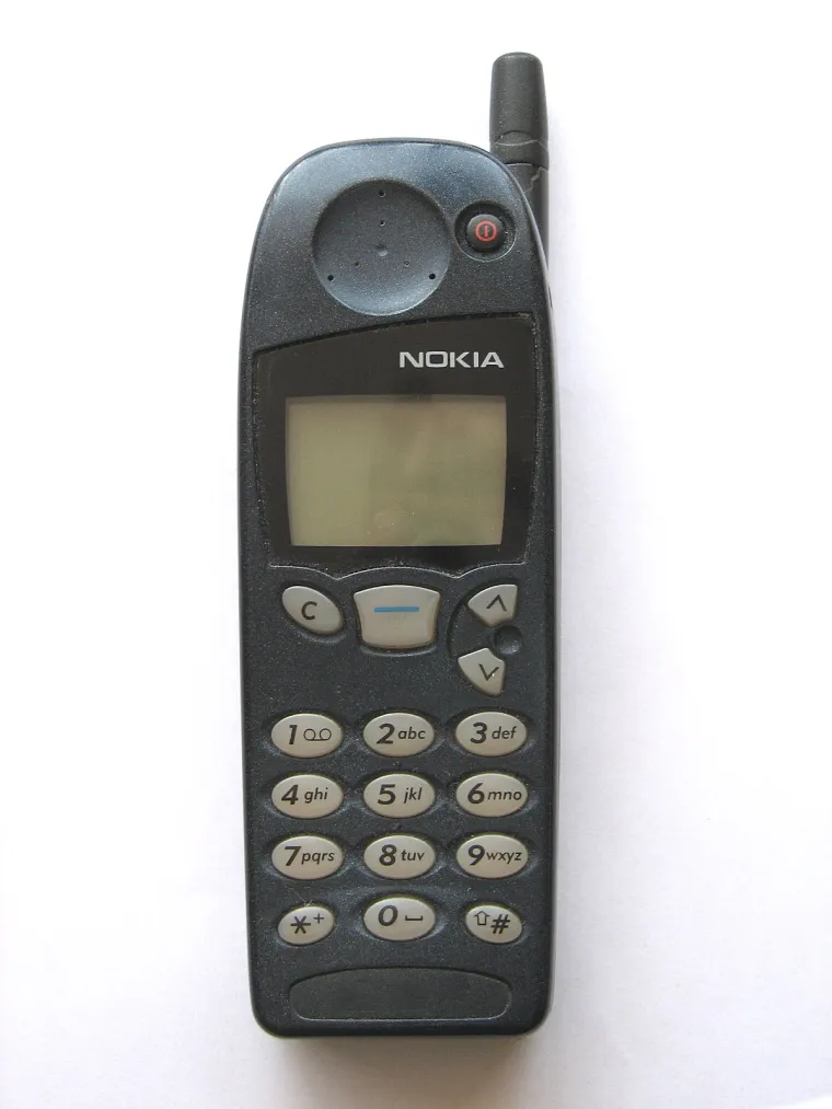 6. Nokia 5110: Jedan od prethodnika poznate &quot;3310&quot; smatran je kvalitetnim uređajem koji su, prije svega, koristili poslovnjaci. Imao je također odličnu bateriju, a i nije ga bilo lako &quot;skšiti&quot;, čak ni ako ga svom snagom bacite o pod. 