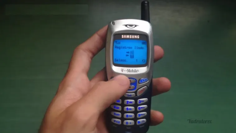 10. Samsung R220: Nije bio među najprodavanijima, ali odudarao je dizajnom...i plavim ekranom kakav se u to doba rijetko viđao.