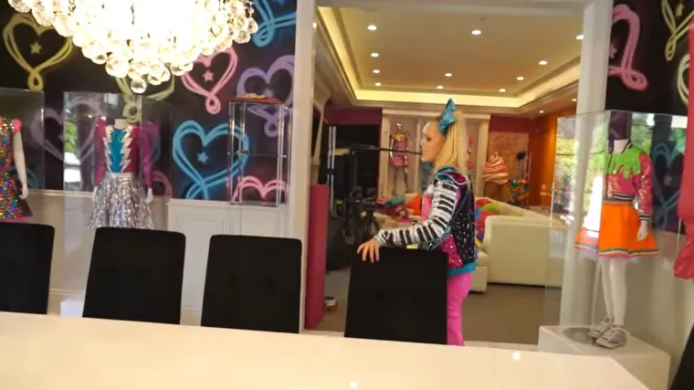 6. Jojo Siwa: YouTuberica i pjevačica ima dom u 1000 boja, a može se tamo naći i jednorog u prirodnoj veličini, švedski stolovi sa slatkišima, svjetlucave lutke...