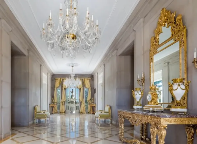 7. Donald Trump: Ovo nije politički, voljeli ga ili ne, on jednostavno nema ukusa. Nekoliko soba je zlatne boje sa zlatnim ukrasima i zlatnom rasvjetom (za slučaj da se negdje provukla neka druga boja). Očito je gospodin Trump uređivao sobe po uzoru na Versaillesku palaču.