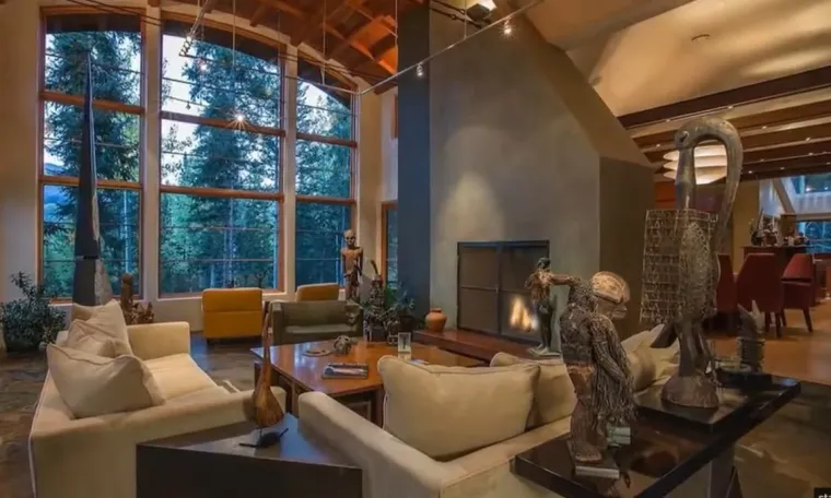 8. Oprah Winfrey: Dom od Oprah ima vinski podrum izgrađen tako da izgleda poput rudnika. Zidovi su od prirodnog kamena, a četvrtasto drvo podupire strop. Svjetla trepere oponašajući stare plamene svjetiljke. Tu si i rudarska kolica kojima Oprah može proći kroz podrum. 