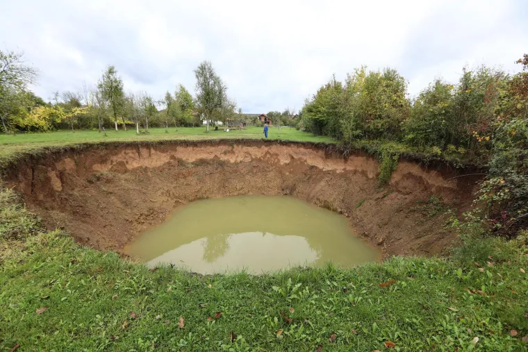 Na Banovini je počela sanacija vrtača: Radovi će trajati 30-tak dana, a ko&scaron;tat će 350 tisuća kuna