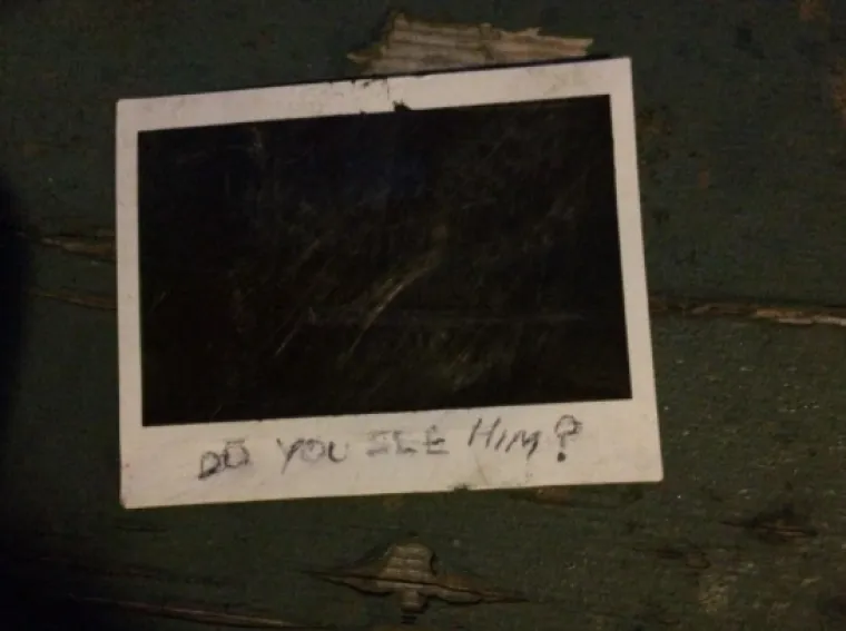 2. Ovu Polaroid footgrafiju pronašao je Amerikanac koji je kupio vikendicu. Na njoj je kemijskom ispisano pitanje &apos;Vidiš li ga?&apos;