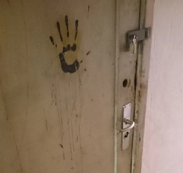 4. Jezivi otisak ruke na prljavim vratima uplašio je novog vlasnika ove kuće.