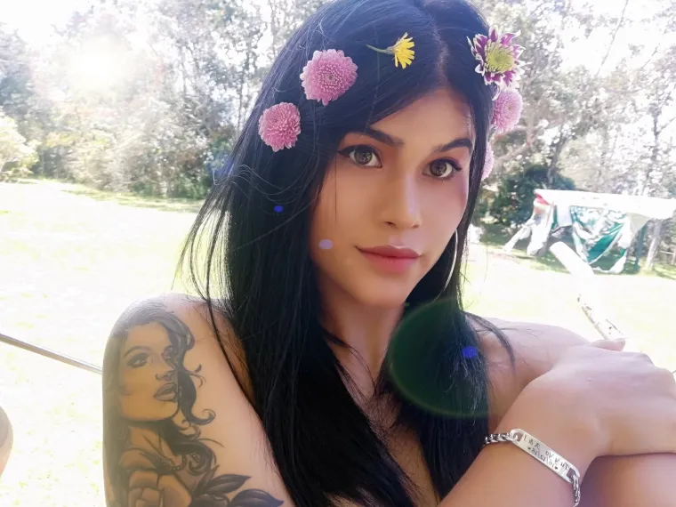 Pronašli smo profile djevojke koja je kao seksualna robinja hodala gradom i, da, jako voli BDSM igre