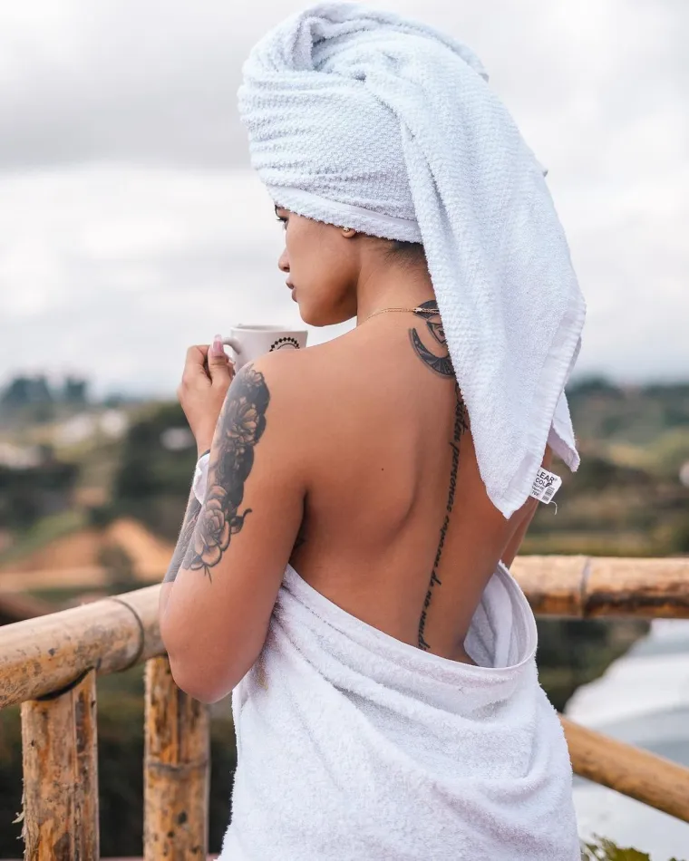 Pronašli smo profile djevojke koja je kao seksualna robinja hodala gradom i, da, jako voli BDSM igre