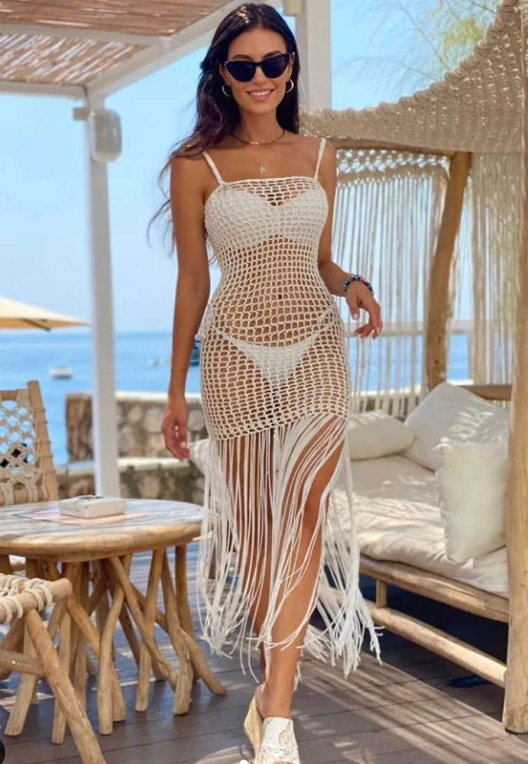 Hoće li se Srbi naljutiti i na nju? Prelijepa voditeljica našla se na tribinama u Tirani dok su trajali neredi