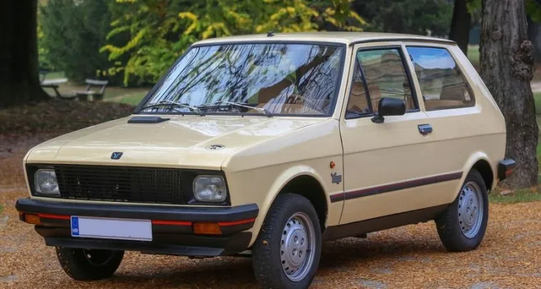 2. Yugo 45: Jugoslavenska uzdanica koju su pokušali prodavati i u SAD-u, ali nije baš išlo. Automobil se pojavio i u američkom filmu &quot;Drowning Mona&quot; i to kao predmet ismijavanja zbog čestih kvarova i generalno loše kvalitete. Na cesti je mogao voziti i do 130 na sat.