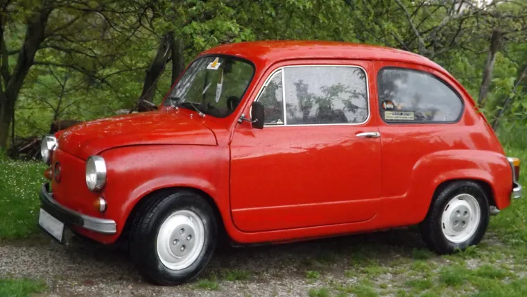 4. Zastava 750 (Fićo): Nije bio odveć brz niti prostran, ali bio je praktičan i popularan. Na cestama ga se viđali dugo nakon raspada Jugoslavije, a moguće da ima još pokoja garaža u kojoj ga čuvaju od zaborava. 