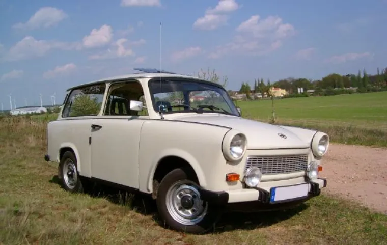 5. Trabant: Uzdanica DDR-a koja se proizvodila sve do 1991. Ukupno su stvorena četiri  modela, Trabant 500, Trabant 600, Trabant 601 i Trabant 1.1. Imao je karoseriju od plastike i zastarjeli dvotaktni motor, ali za stanovnike Istočne Njemačke često je bio jedini izbor. Unatoč svim svojim manama, legendarni &quot;Trabi&quot; danas uživa kultni status, do te mjere da je u Berlinu moguće kupiti suvenire u njegovom obliku. 