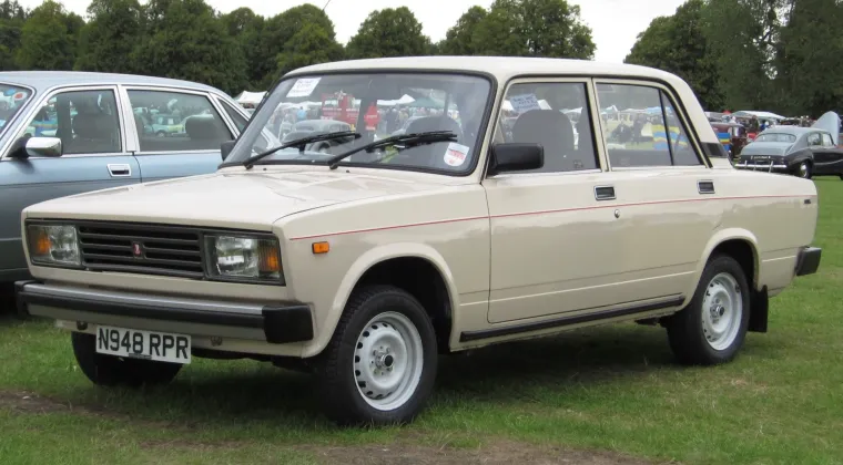 8. Lada: Nije slovila kao kvalitetna, ali bili su izdržljivi. Model Lada Classic izrađen je u čeličnoj karoseriji te je podnosio ekstremnu sibirsku klimu i loše ruske ceste. Bio je prodavan i u bivšoj Jugoslaviji.