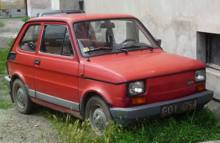 10. Poljski Fiat (Peglica): Malen, ne preskup, a malo je i trošio. Moglo ga se vidjeti na cestama svih nekadašnjih socijalističkih država pa i bivše Jugoslavije. Zbog malih dimenzija moglo ga se parkirati &quot;bilo gdje&quot;, ali za neke je njegova unutrašnjost ipak bila previše klaustrofobična. 