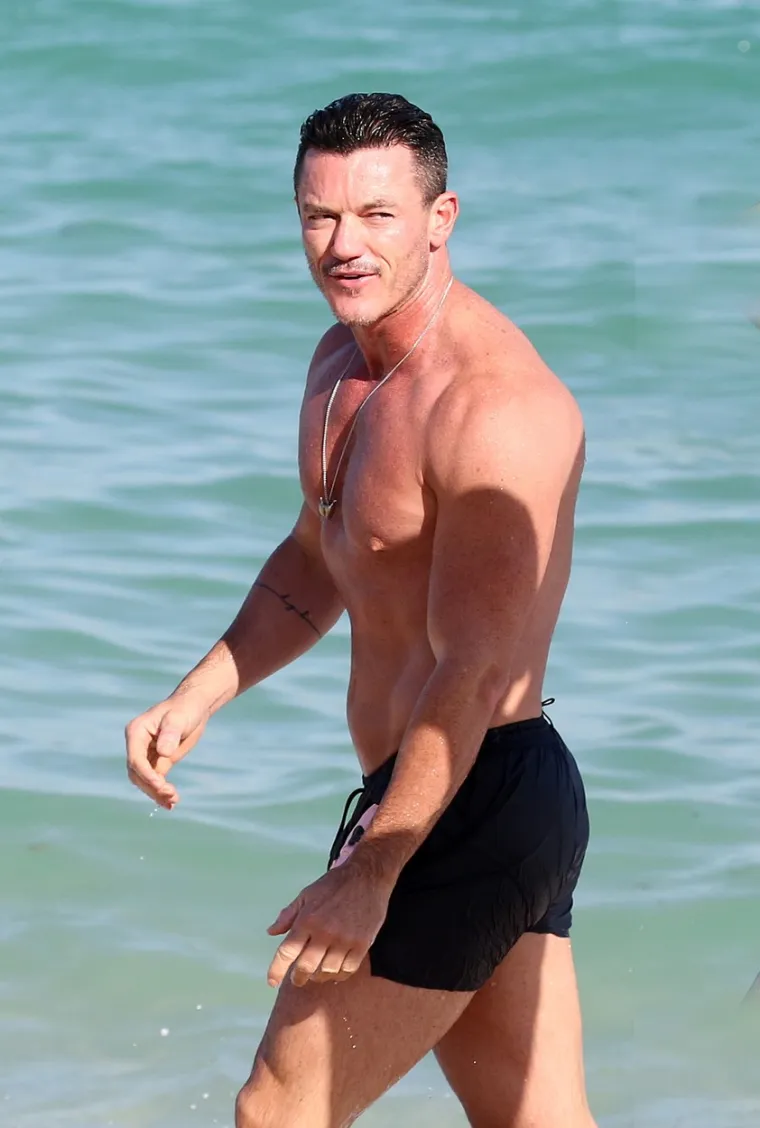 Velški glumac Luke Evans je 2002. godine u intervjuu za magazin The Advocate javno otkrio da je gay. &quot;Ljudi mi prilaze u kafićima, gay kafićima, i ne mogu vjerovati da sam gay. Svi me znaju kao gay muškarca i u mom životu u Londonu to nikada nisam pokušao sakriti. Znao sam da ću trebati raditi intervjue s gay časopisima, znao sam da će se to dogoditi. Pomislio sam, &apos;Morat ću biti otvoren&apos;. Takav sam kakav sam. Ako se ljudima ne dopada, onda ne trebam njihove poslove. Nikada nisam bio dobar u laganju. Ako ovo priznanje znači da ću biti siromašan sa 60 godina, onda ću barem živjeti sretan i otvoren gay život i neću se skrivati ni od koga&quot;, kazao je tada.