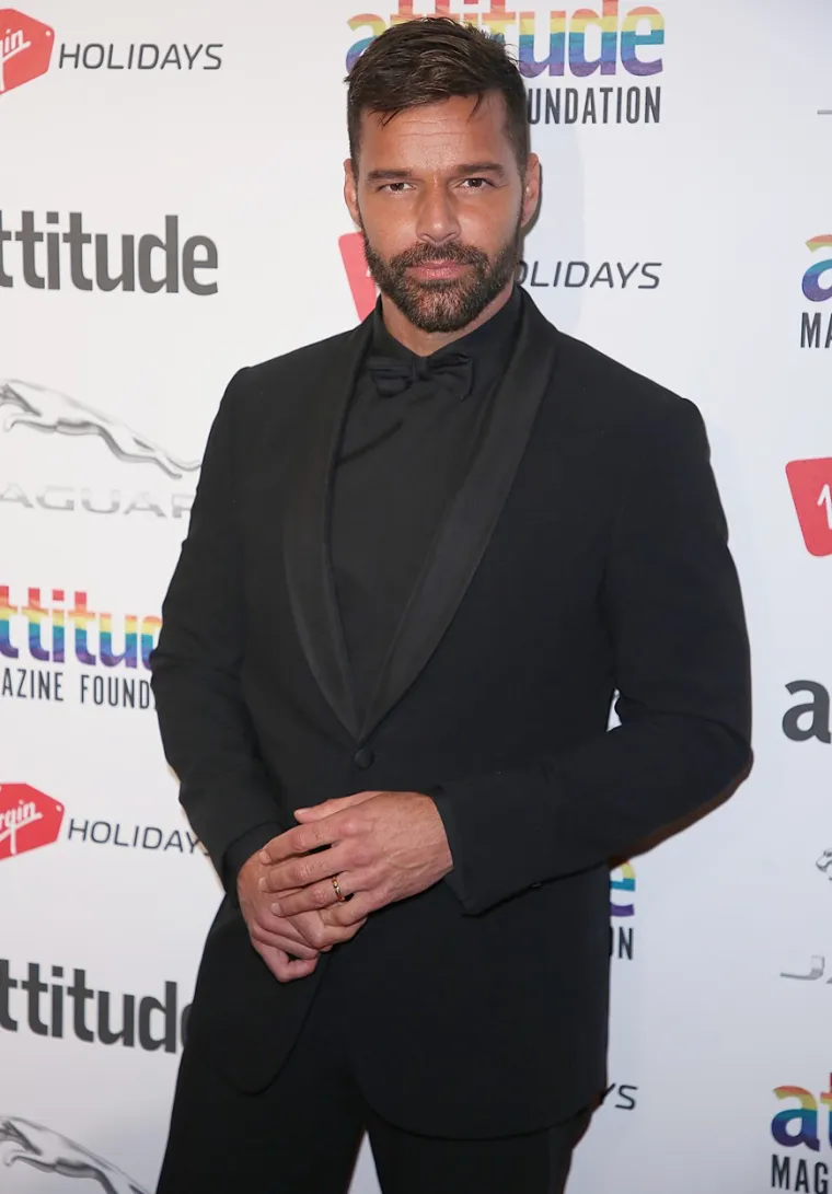 U vi&scaron;e navrata Martin je govorio da je biseksualac i da postoji mogućnost da bude sa ženama ukoliko mu se svide. Bio je u vezi s voditeljicom Rebeccom de Alba 14 godina. Par se čak planirao vjenčati i imati djecu. Međutim, ovaj plan je prekinut. Sada je pjevač u braku s Jwanom Yosefom i par zajedno podiže troje djece.