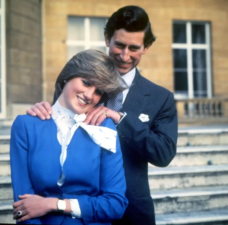 1. Lady Diana i princ Charles - 1981.: Princ Charles, prijestolonasljednik, prvi put je upoznao lady Dianu Spencer u Althorp Houseu, njezinom obiteljskom imanju. U to je vrijeme izlazio s njezinom starijom sestrom, Sarah. Njihovo vjenčanje 29. srpnja 1981. bilo je izuzetno raskošna prigoda - ali njihov brak, kao što je poznato, nije izdržao. Diana i Charles službeno su se razveli nešto više od godinu dana prije Dianine pogibije, iako su neslužbeno bili razdvojeni četiri godine, od 1992. godine.