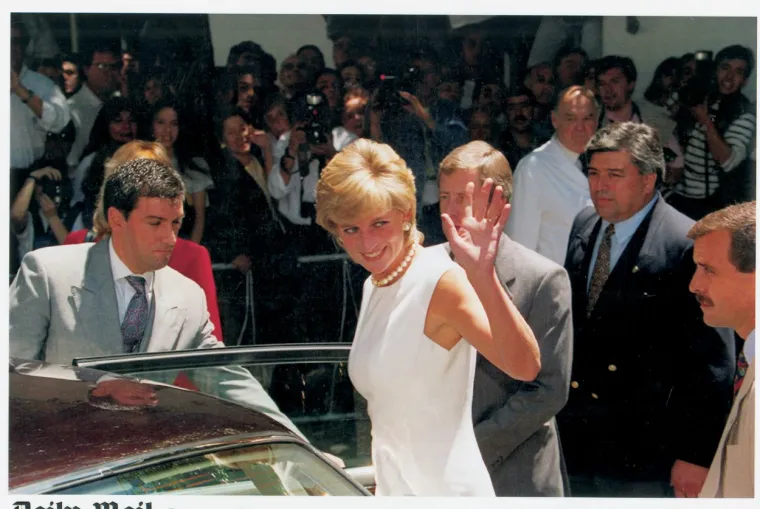 3. James Hewitt – 1986-1992: Bivši časnik konjice i zapovjednik tenka započeo je svoju petogodišnju aferu s Dianom 1986. godine, nakon što su se upoznali na koktelu. Diana je kasnije priznala romansu u intervjuu za BBC-jevu Panoramu 1995. Afera je buknula u isto vrijeme kada se naširoko govorilo da je princ Charles varao Dianu sa svojom bivšom djevojkom, Camillom Parker Bowles.