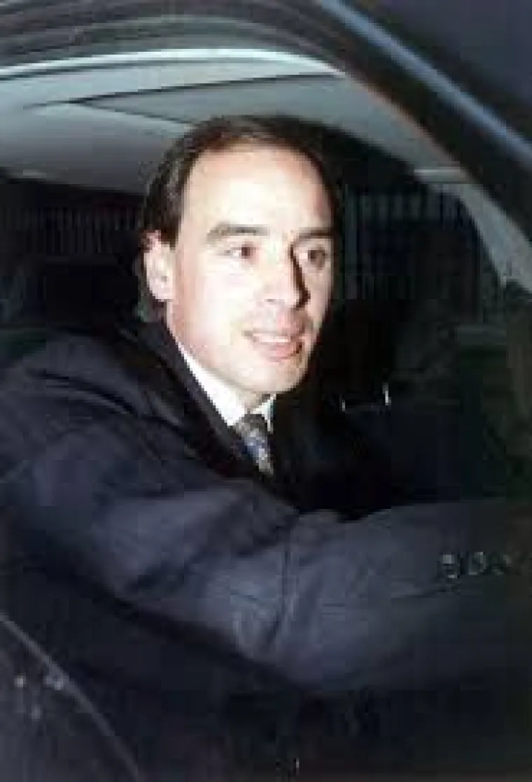 4. James Gilbey – 1989: Gilbey, nasljednik velikog bogatstva, bio je Dianin prijatelj od djetinjstva. Uvijek je poricala aferu i bivši izvršni direktor Lotusovih automobila nikada nije govorio o tome - ali on je zauzeo mjesto u kraljevskoj povijesti kao osoba s druge strane linije tijekom telefonskog poziva &apos;Squidgygate&apos; 1989. godine. U njemu je govorio da bi princezu obuhvatio rukama i držao je uza se.