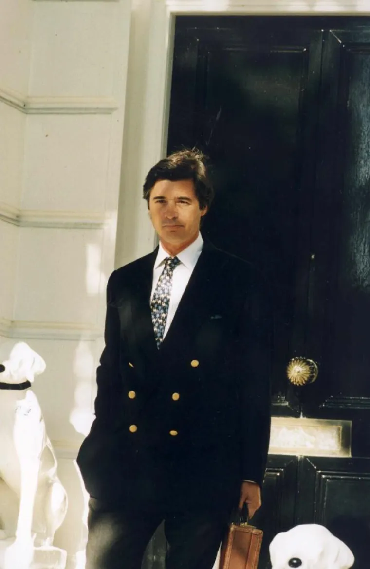 5. Oliver Hoare – 1992 do 1994: Diana je početkom devedesetih započela aferu s etonskim trgovcem umjetninama koji je bio 16 godina stariji od nje. Hoare, tada 46 -godišnjak, zapravo je bio prijatelj Dianinog muža, princa Charlesa, a on i njegova supruga, Diane de Waldner de Freundstein (iz bogate francuske naftne obitelji) boravili su u Windsoru više puta. U knjizi Dianine bivše tjelohraniteljice Diana: Strogo čuvana tajna, Ken Wharfe je napisao: &apos;Princeza ga je odmah privukla. Diana mi je kasnije priznala da se osjećala pomalo sramežljivo kad mu je u Windsoru prvi put stisnula ruku i pocrvenjela koketirajući s njim. Taj je razgovor naglo završio kad su im se pridružili Charles i kraljica majka.&apos;