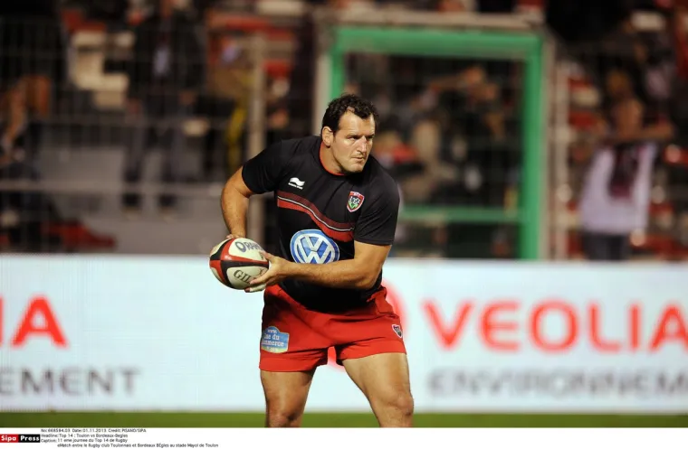 6. Will Carling – 1995: Bivša engleska ragbi zvijezda Will Carling upoznala je Dianu-dok je ona još bila u braku s Charlesom, a on u braku s televizijskom voditeljicom Julijom Carling. Susret se dogodio tijekom ranog jutarnjeg vježbanja u londonskom klubu Chelsea Harbour 1995. Iako je Carling poricao vezu, Diana je navodno tražila privatne treninge što je dovelo do kratke afere.