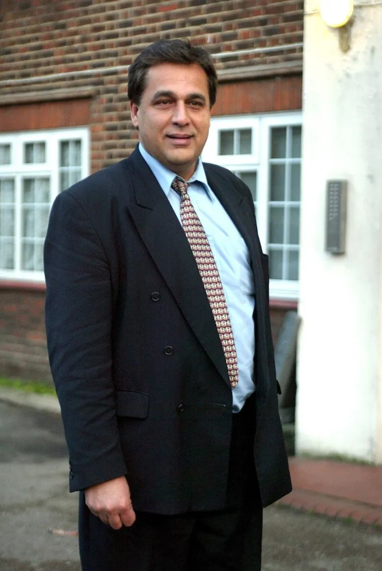 7. Hasnat Khan - 1995. do 1997.: Khan, kojeg je Diana opisivala kao &quot;gospodina čudesnog&quot;, bio je britansko-pakistanski kirurg za kojeg su prijatelji mislili da je ljubav Dianinog života. Njihova dvogodišnja veza okončana je samo nekoliko mjeseci prije Dianine smrti zato što se Khan bojao da nikada neće imati normalan obiteljski život ako se vjenčaju.