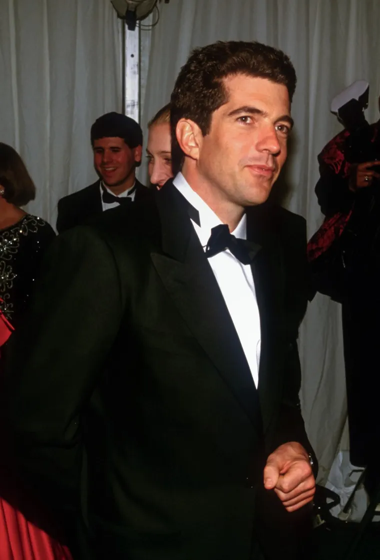 9. John Kennedy Junior (glasina): Glasine o navodnoj romansi došle su od Dianine prijateljice Simone Simmons u njenoj knjizi Diana: Posljednja riječ iz 2005. godine. Iako su mnogi te informacije opovrgavali, činjenica je da su se Diana i Kennedy upoznali 1995. godine u hotelskoj sobi na Manhattanu kako bi razgovarali o njenom poziranju za naslovnicu Kennedyjevog političkog časopisa. Diana je na kraju poziranje odbila.